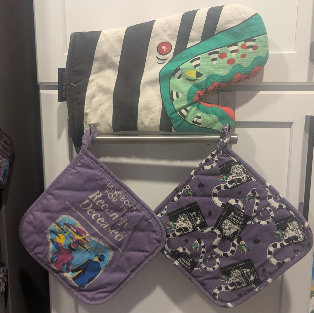 Hot Topic Beetlejuice Oven Mitt And Pot holders